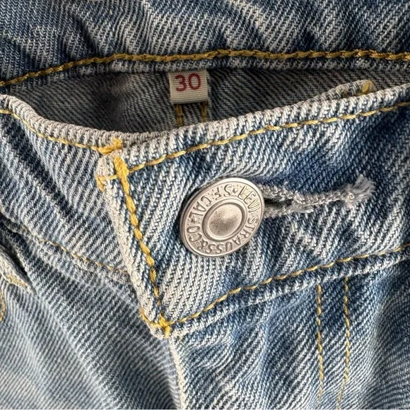 Levi's Blue Jean Mini Skirt Casual Raw Hem A-Line Size 30 Light / Medium Wash - Picture 6 of 12
